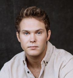 Mich Ward interpreta Mike
