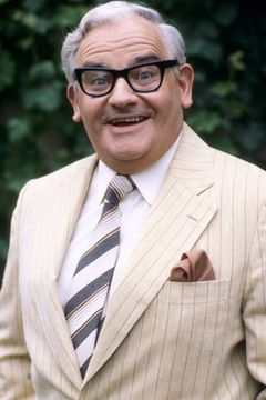 Ronnie Barker interpreta Friar Tuck