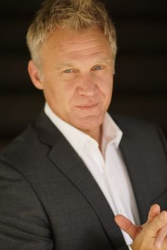 Terry Serpico interpreta Frank Sherwood
