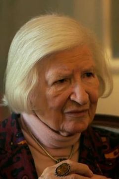 P.D. James interpreta Café Customer (uncredited)