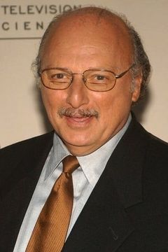 Dennis Franz interpreta Cop (uncredited)