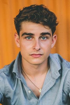 Conner Piers interpreta Andrew