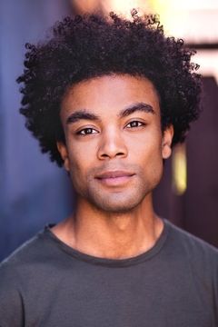 Alexander Nunez interpreta Tyler Manguso