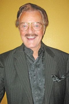Robert Goulet interpreta Maxie Dean