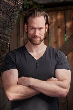 Michael Jonsson interpreta Drake Phoenix