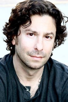 Jason Gould interpreta Bernard Woodruff