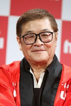 Kōji Nakamoto interpreta Hirakawa