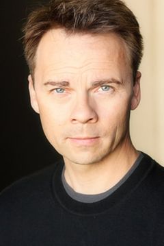 Nicholas Sadler interpreta Professor Cooper