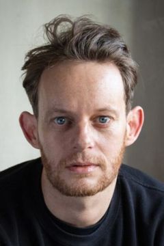 Patrick Güldenberg interpreta Frederik