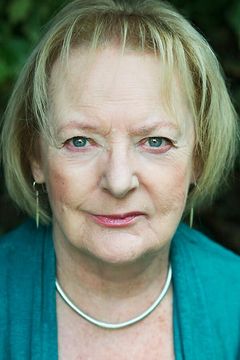 June Watson interpreta Prison Warden