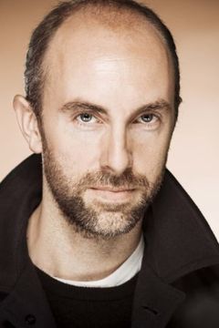 Tim Steed interpreta Bernard