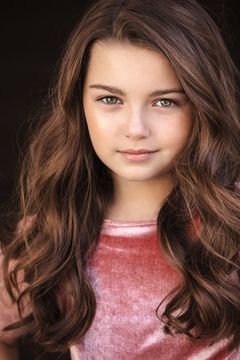 Mila Harris interpreta Jay