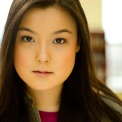 Olivia Oguma interpreta Shelby