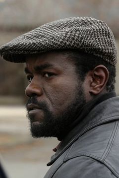Dwayne A. Thomas interpreta Henchman