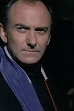 Tom Signorelli interpreta Confessional Man