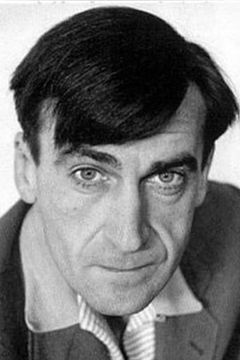 Patrick Troughton interpreta Phineas