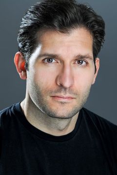 James J. Fuertes interpreta George