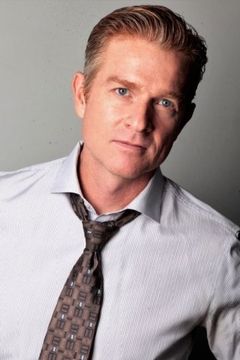 Matthew Skomo interpreta Detective (uncredited)