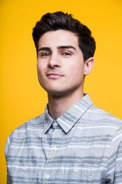 Anthony Padilla interpreta Hal (voice)