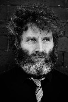 Bryan Quinn interpreta Sir Richard