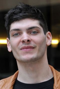 Luca Filippi interpreta Julian Russo