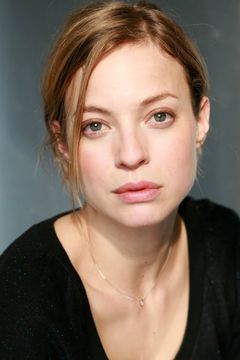 Elodie Frenck interpreta Karine