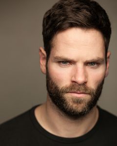 Matt Kennard interpreta Benjamin