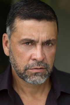 Ray Benitez interpreta Costco Manager (uncredited)