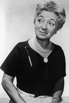 Molly Picon interpreta Mom Goldfarb