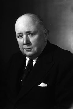 J. C. Nugent interpreta Department Store Section Manager (uncredited)