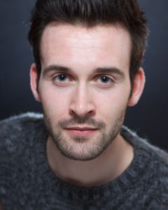 Dan Bottomley interpreta Joshua Harrison, a Musician