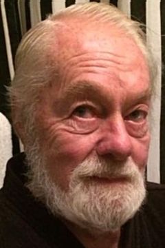 John Whiteley interpreta Elder