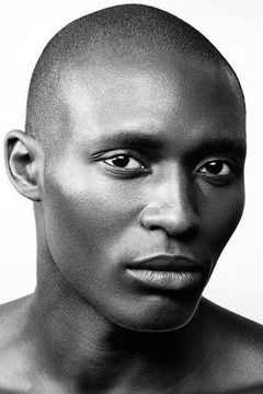 Daniel Ralph Mfaya interpreta Dancer