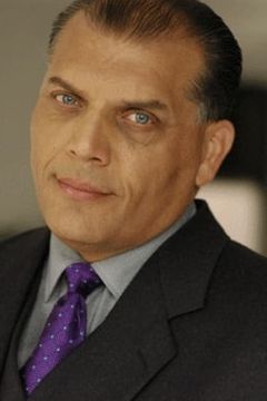 Armen Garo interpreta Dick Helsing