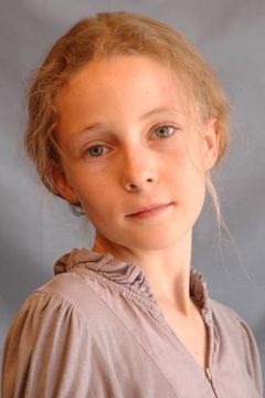 Mia Stallard interpreta Claire