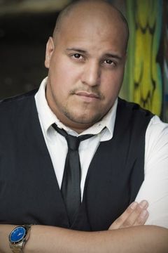 Renes Rivera interpreta Coconut Club Bouncer