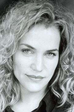 Jennifer Calvert interpreta Kossil