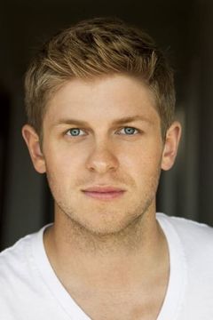 Michael Grant Terry interpreta College Grad