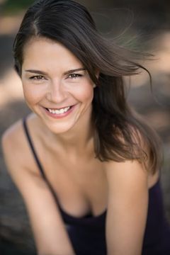 Susan Hoecke interpreta Alma Ekberg