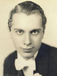 Lawrence Russell interpreta Nicholas (Room Service)