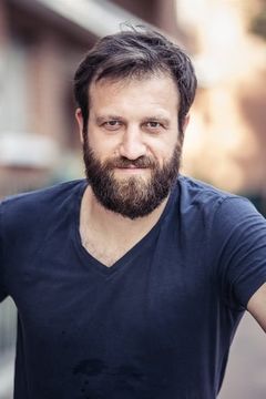 Satya Dusaugey interpreta Detective Madge