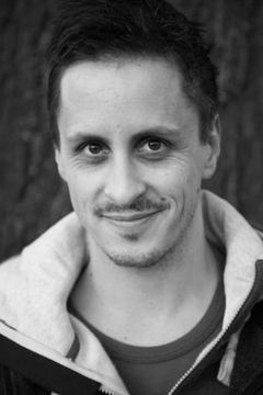 Caspar Kaeser interpreta Volmer Institute Staff