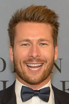 Glen Powell interpreta Harvard Debater #1