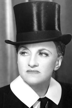 Hermione Gingold interpreta Madame Alvarez (