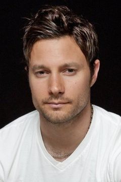 Erik David Barber interpreta Slick Guy in Bar