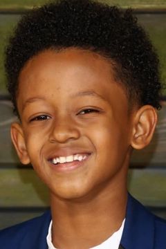 Percy Daggs IV interpreta James