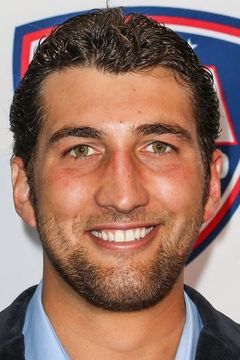 Clayton Snyder interpreta Ethan Craft