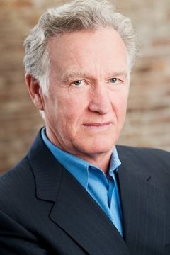 Tom Butler interpreta Phil