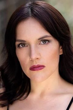 Stephanie Izsak interpreta Amy