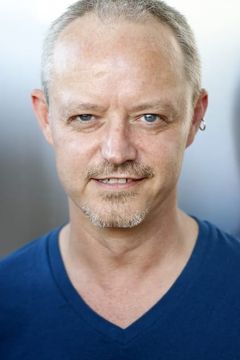 Desmond Askew interpreta Finn